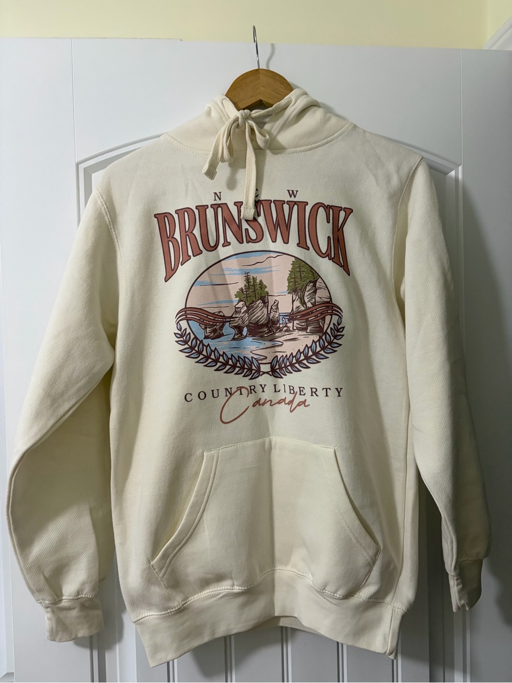NWT Country Liberty New Brunswick Hoodie Off White Size Small